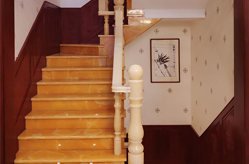 番阳镇中式别墅室内汉白玉石楼梯的定制安装装饰效果